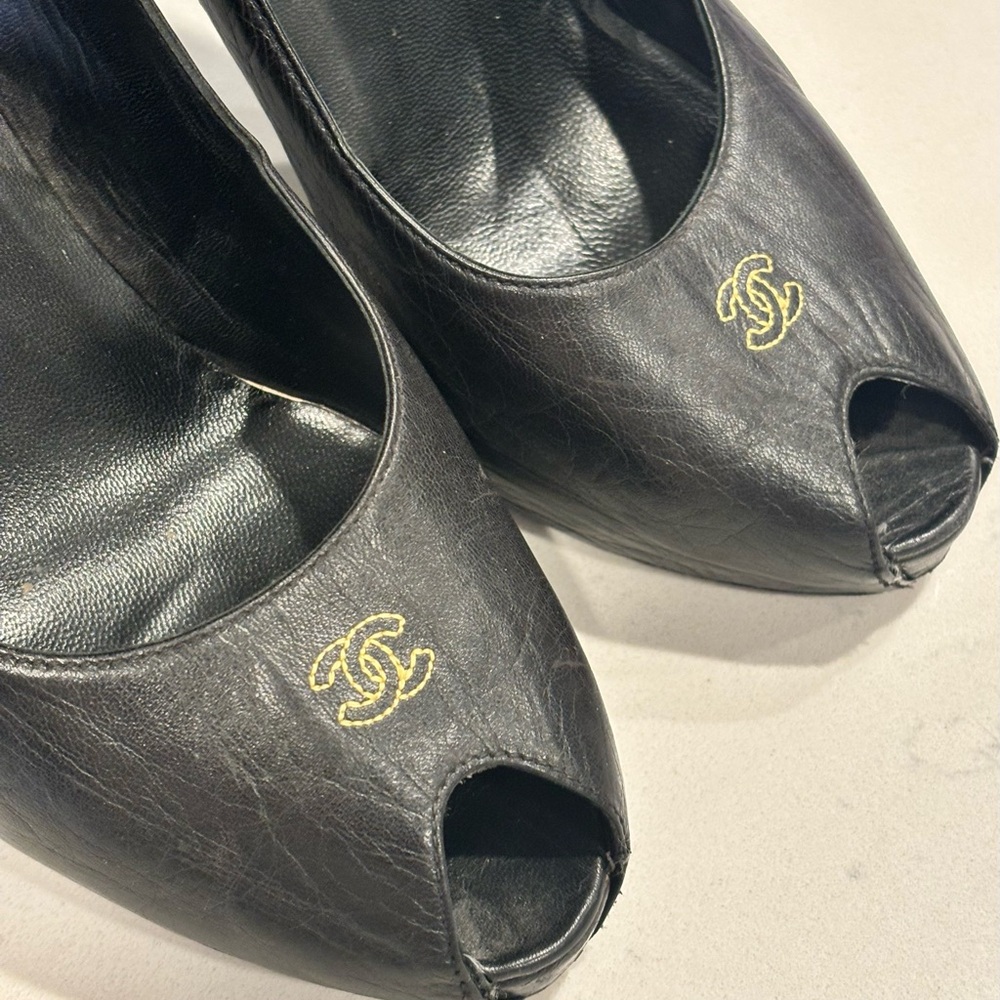 CHANEL G25723 Black Leather Peep-Toe Pumps - Interlocking CC Logo - Size 39 - Picture 2 of 15